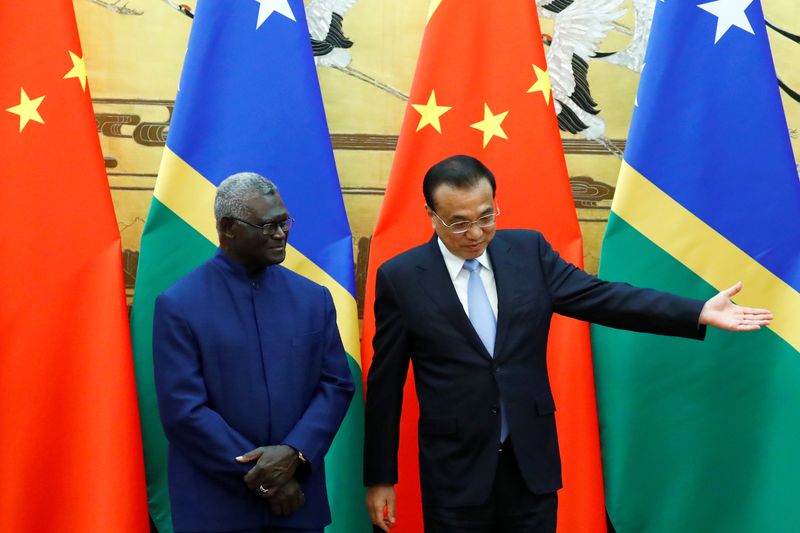 &copy; Reuters. FOTO DE ARCHIVO: El primer ministro de las Islas Salomón, Manasseh Sogavare, y su homólogo de China, Li Keqiang, durante una ceremonia celebrada en el Gran Salón del Pueblo en Pekín, China, el 9 de octubre de 2019. REUTERS/Thomas Peter