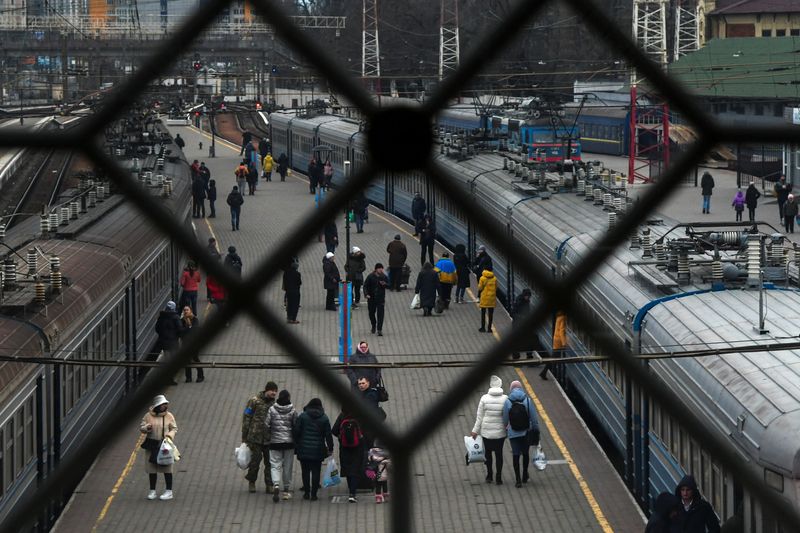 &copy; Reuters. FILE PHOTO: Civilians make their way at a train station, following Russia's invasion of Ukraine, in Odesa, Ukraine, March 16, 2022. REUTERS/Alexandros Avramidis