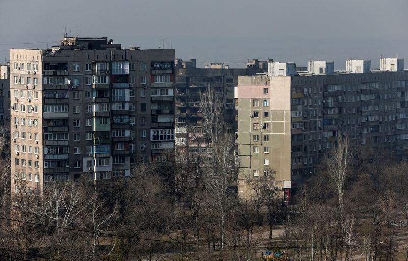 &copy; Reuters. مبان سكنية متضررة بمدينة ماريوبول الأوكرانية في صورة التقطت يوم الأربعاء. تصوير: رويترز 