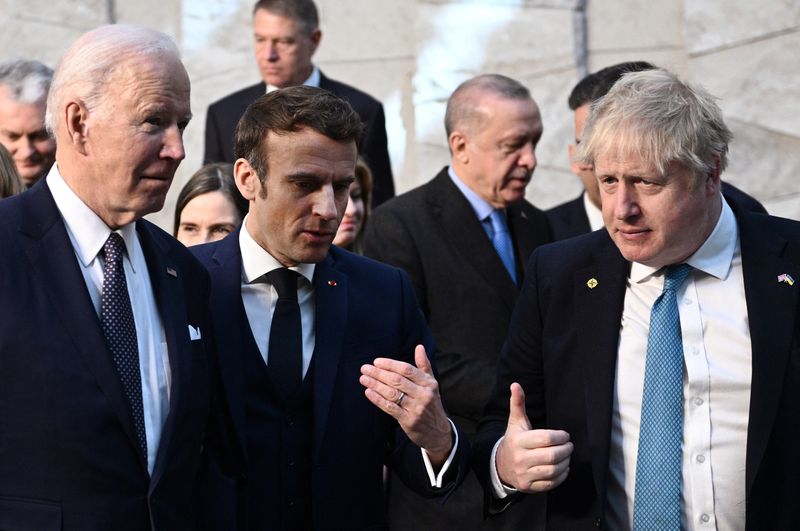 &copy; Reuters. Britain's Prime Minister Boris Johnson, France's President Emmanuel Macron and US President Joe Biden talk as they arrive at NATO Headquarters in Brussels, Belgium, March 24, 2022. Brendan Smialowski/ Pool via REUTERS