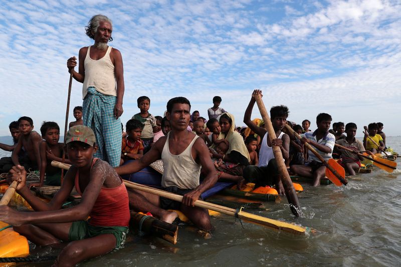 &copy; Reuters. FOTO DE ARCHIVO: Un grupo de refugiados de la minoría musulmana rohinyá cruza el río Naf en una embarcación improvisada para llegar a territorio bangladesí en Teknaf, Bangladés, el 12 de noviembre de 2017. REUTERS/Mohammad Ponir Hossain