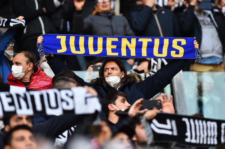 &copy; Reuters. Imagen de archivo de aficionados de la Juventus antes del partido por la Serie A ante la Salernitana en el Allianz Stadium de Turín, Italia. 20 marzo 2022. REUTERS/Massimo Pinca