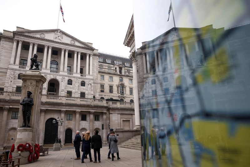 &copy; Reuters. FILE PHOTO: People stand outside the Bank of England in the City of London financial district in London, Britain, January 23, 2022. REUTERS/Henry Nicholls