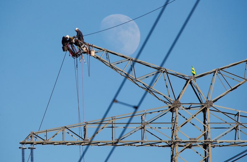 &copy; Reuters. FILE PHOTO: The moon rises as electricians work atop a power pole near the lignite power plant of Neurath of German energy supplier and utility RWE, near Rommerskirchen north-west of Cologne, Germany, February 5, 2020.    REUTERS/Wolfgang Rattay