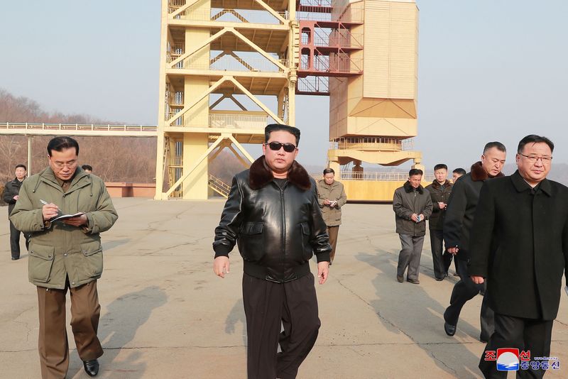&copy; Reuters. FOTO DE ARCHIVO-El líder norcoreano Kim Jong Un inspecciona la base de lanzamiento del satélite Sohae, en Corea del Norte, en esta foto sin fecha publicada el 12 de marzo de 2022 por la Agencia Central de Noticias de Corea del Norte (KCNA). KCNA/ vía R