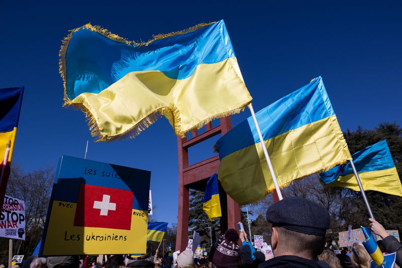 &copy; Reuters. FILE PHOTO: People hold banners and Ukrainian flags during an anti-war protest, after Russia launched a massive military operation against Ukraine, in front of the United Nations Office in Geneva, Switzerland, February 26, 2022. REUTERS/Pierre Albouy