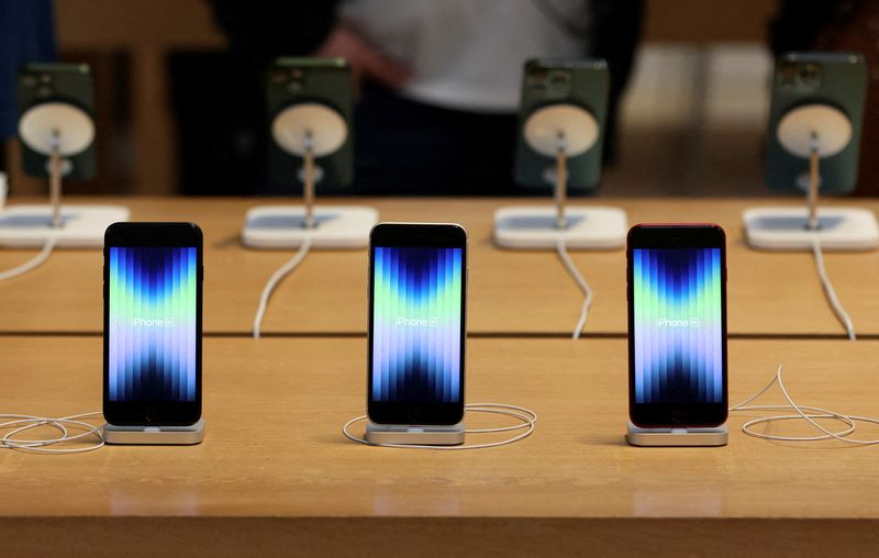 &copy; Reuters. FOTO DE ARCHIVO: El nuevo iPhone SE de Apple se exhibe en la Apple Store de la 5ª Avenida poco después de salir a la venta en Manhattan en Nueva York, Nueva York, Estados Unidos, 18 de marzo de 2022. REUTERS/Mike Segar