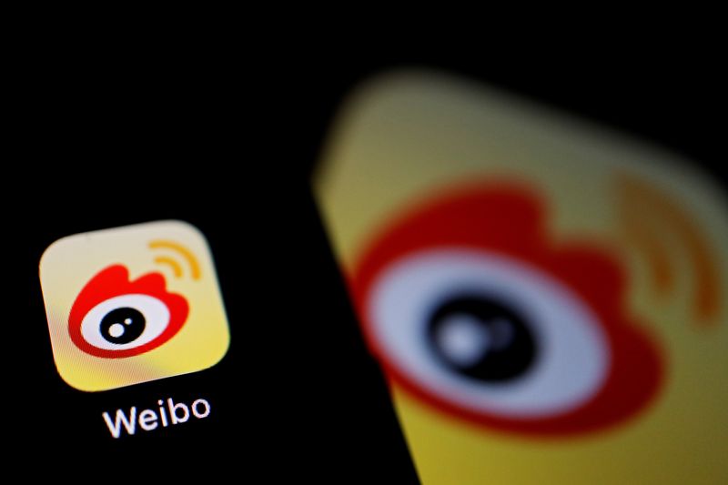 &copy; Reuters. FILE PHOTO: The logo of Chinese social media app Weibo is seen on a mobile phone in this illustration picture taken December 7, 2021. REUTERS/Florence Lo/Illustration