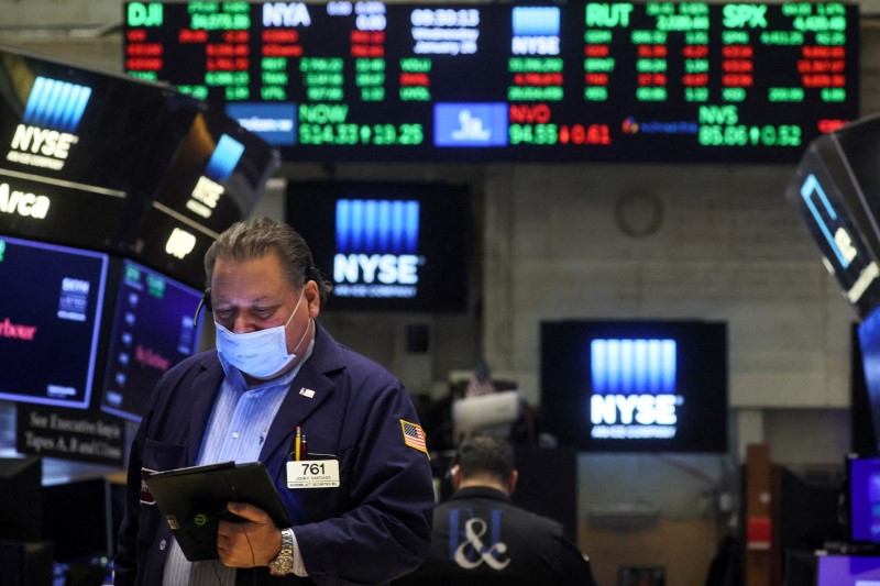 &copy; Reuters. Imagen de archivo de operadores trabajando en la Bolsa de Valores de Nueva York en la Ciudad de Nueva York