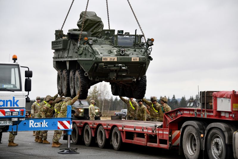 &copy; Reuters. FOTO DE ARCHIVO-Soldados del Ejército de Estados Unidos del 2º Escuadrón del 2º Regimiento de Caballería cargan un vehículo blindado Stryker en un camión en el Campo Aéreo de Rose Barracks, antes de un despliegue en Rumanía en Vilseck, Alemania. 