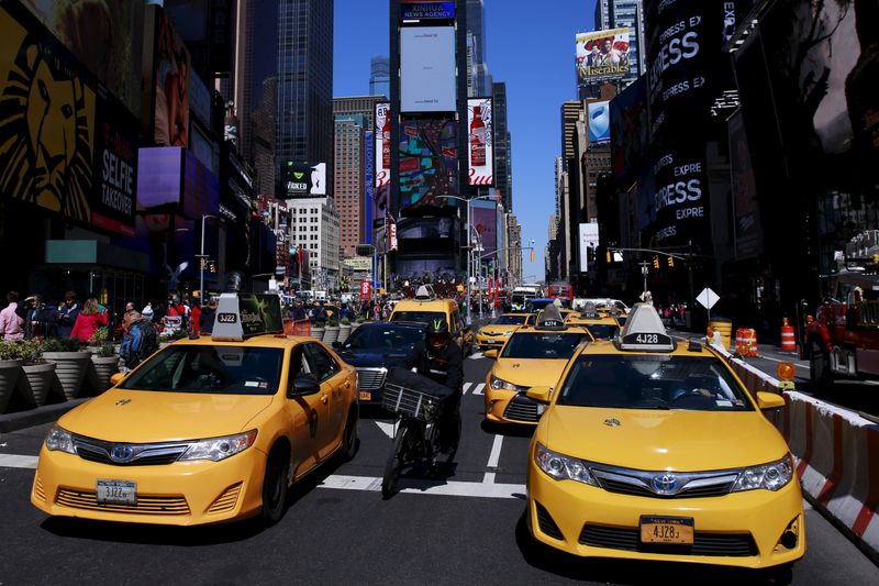 © Reuters. FILE PHOTO: New York City taxi cabs drive through Times Square in New York March 29, 2016.  REUTERS/Lucas Jackson/File Photo