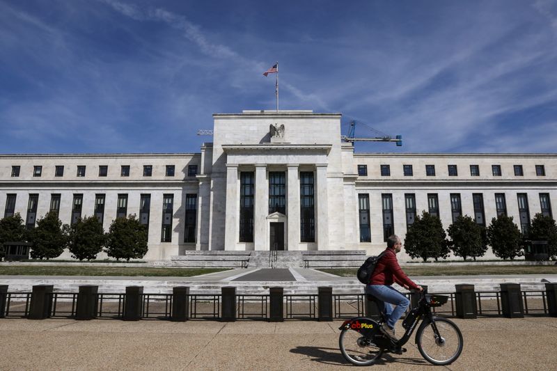 &copy; Reuters. Ciclista passa em frente à sede do Federal Reserve na Constitution Avenue em Washington, EUA
27/03/2019
REUTERS/Brendan McDermid