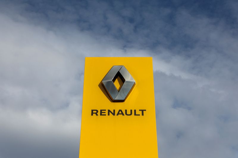 &copy; Reuters. A board with the logo of Renault is on display near a car showroom in Saint Petersburg, Russia March 24, 2022. REUTERS/REUTERS PHOTOGRAPHER