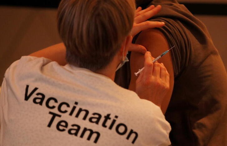 &copy; Reuters. Foto de archivo de un profesional de salud inyectando un refuerzo de la vacuna contra el COVID-19 en el estadio de Wembley, en Londres
Dic 19, 2021.  REUTERS/Peter Nicholls