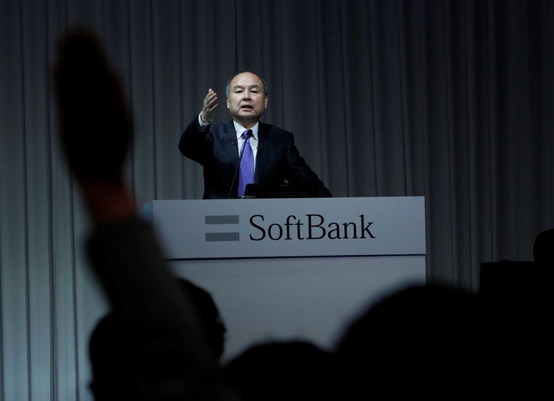 © Reuters. FILE PHOTO: A journalist raises her hand to ask a question to Japan's SoftBank Group Corp Chief Executive Masayoshi Son during a news conference in Tokyo, Japan, November 5, 2018.  REUTERS/Kim Kyung-Hoon