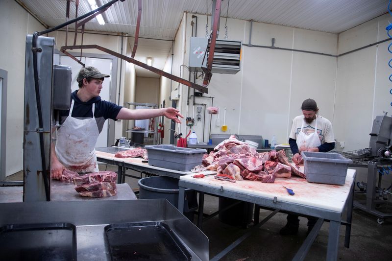 © Reuters. Funcionários cortam carne bovina no frigorífico da First Capitol em Corydon, Indiana, EUA
31/01/2022
REUTERS/Amira Karaoud