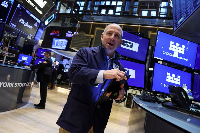 © Reuters. FILE PHOTO: Traders work on the floor of the New York Stock Exchange (NYSE) in New York City, U.S., March 21, 2022.  REUTERS/Brendan McDermid