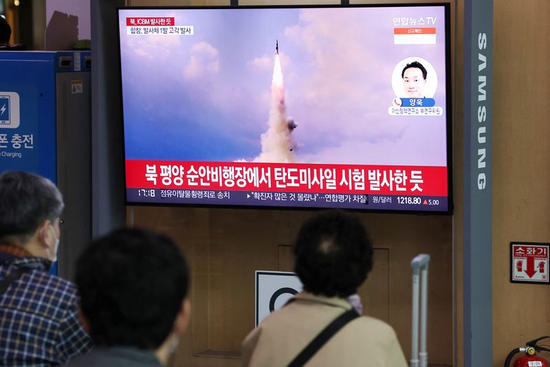 &copy; Reuters. Personas observan la una transmisión en la televisión que muestra una prueba de un misil balístico intercontinental de Corea del Norte, en Seúl, Corea del Sur, Marzo 24, 2022.  Yonhap vía REUTERS   