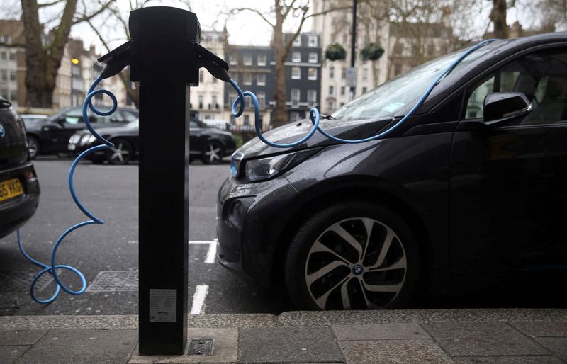 &copy; Reuters. FILE PHOTO: Electric cars are plugged into a charging point in London, Britain, April 7, 2016. REUTERS/Neil Hall