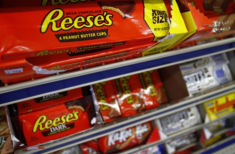 &copy; Reuters. FILE PHOTO: Packets of Reese's peanut butter cups, a Hershey product, are displayed at a gas station in Phoenix, Arizona October 27, 2011. REUTERS/Joshua Lott