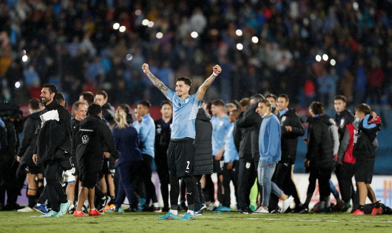 © Reuters. لاعبون من منتخب الأوروجواي يحتفلون بالتأهل إلى نهائيات كأس العالم لكرة القدم 2022 في مونتفيديو يوم الخميس. صورة لرويترز من ممثل لوكالات الأنباء.