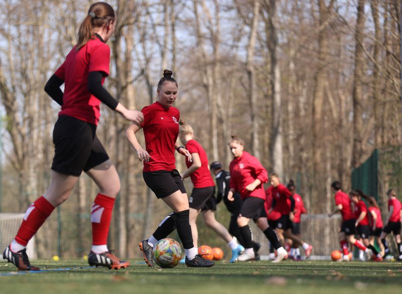 &copy; Reuters. 　サッカーのドイツ１部ブンデスリーガのケルンが、ロシア軍の侵攻から逃れたウクライナの女子セミプロチームを受け入れ、練習環境を提供している。２３日撮影（２０２２年　ロイター