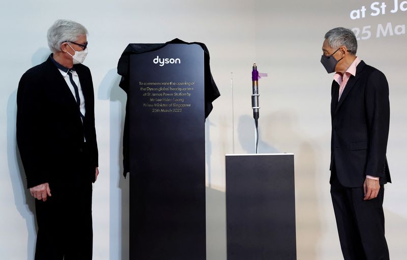 © Reuters. James Dyson and Singapore's Prime Minister Lee Hsien Loong attend the opening ceremony of Dyson's new global headquarters at St James Power Station in Singapore March 25, 2022. REUTERS/Edgar Su