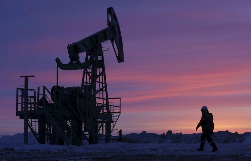 &copy; Reuters. FILE PHOTO: A worker walks past a pump jack on an oil field owned by Bashneft company near the village of Nikolo-Berezovka, northwest from Ufa, Bashkortostan, Russia, January 28, 2015. REUTERS/Sergei Karpukhin