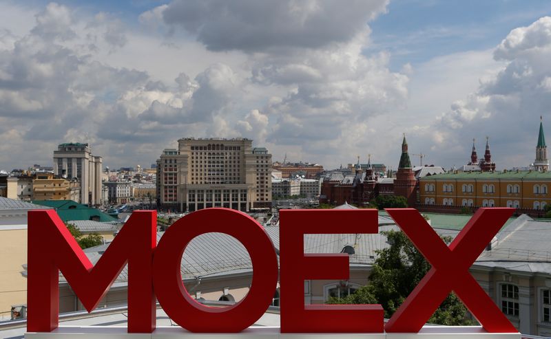 &copy; Reuters. FILE PHOTO: The letters MOEX are pictured at the Moscow Exchange, with the Kremlin and the Four Seasons Hotel seen in the background, in Moscow, Russia, May 26, 2017. REUTERS/Segrei Karpukhin