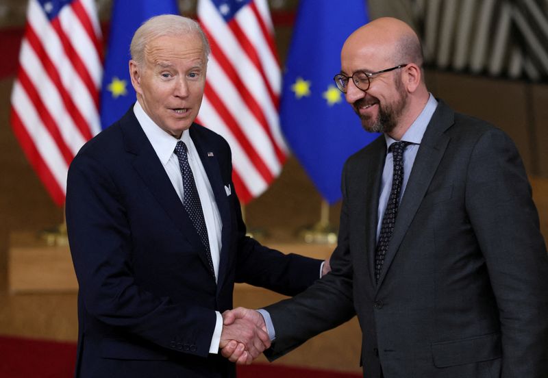 &copy; Reuters. U.S. President Joe Biden and European Council President Charles Michel shake hands, during a European Union leaders summit, amid Russia's invasion of Ukraine, in Brussels, Belgium, March 24, 2022. REUTERS/Evelyn Hockstein