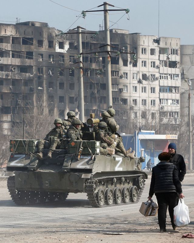 &copy; Reuters. قوات موالية لروسيا تستقل عربة مدرعة في مدينة ماريوبول الأوكرانية المحاصرة يوم الخميس. تصوير ألكسندر إرموتشينكو- رويترز.