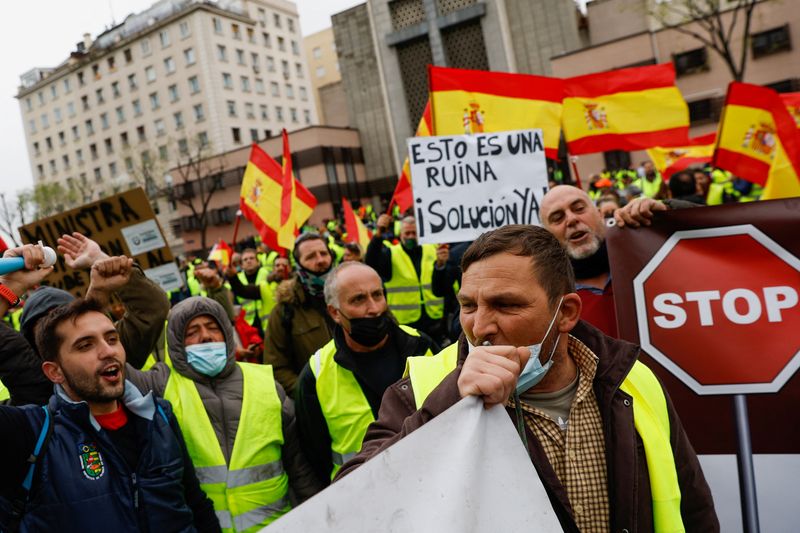 &copy; Reuters. Varias personas participan en una manifestación de transportistas en protesta por los altos precios del combustible y las condiciones laborales, en Madrid, España, el 25 de marzo de 2022. REUTERS/Susana Vera