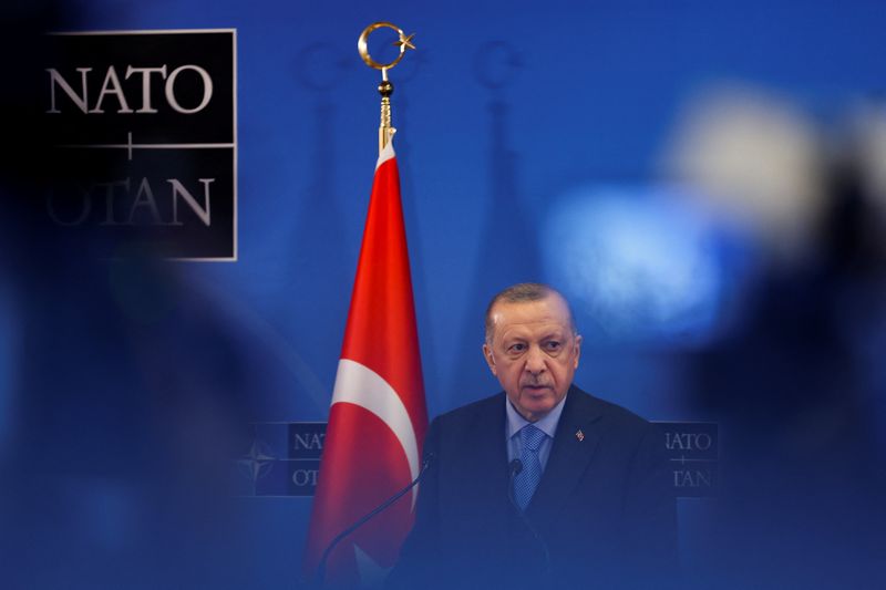 &copy; Reuters. الرئيس التركي رجب طيب أردوغان في مؤتمر صحفي بعد قمة لحلف شمال الأطلسي في بروكسل يوم الخميس. تصوير جونزالو فوينتس- رويترز.