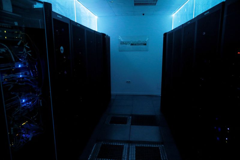 &copy; Reuters. FOTO DE ARCHIVO: Un centro de datos en la empresa DataRush IT Services en Málaga, España, 30 de mayo de 2018. REUTERS/Jon Nazca