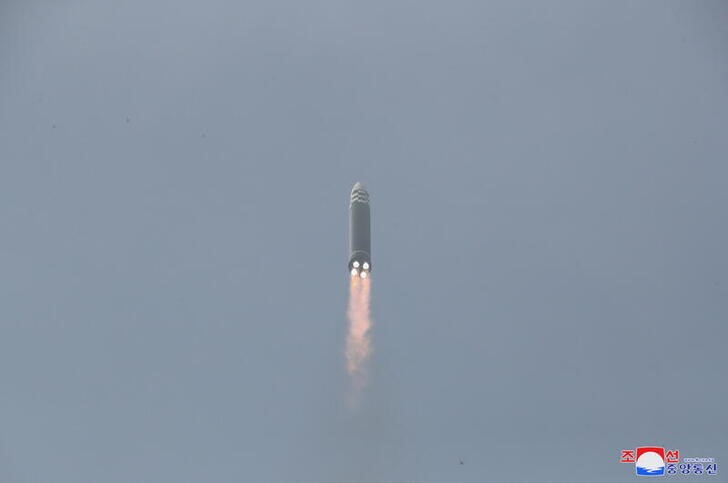 &copy; Reuters. Vista general del lanzamiento de prueba de lo que, según los medios de comunicación estatales, es un "nuevo tipo" de misil balístico intercontinental (ICBM) norcoreano, en esta foto sin fecha publicada el viernes. 
Mar 25, 2022 
North Korea Korean Cent