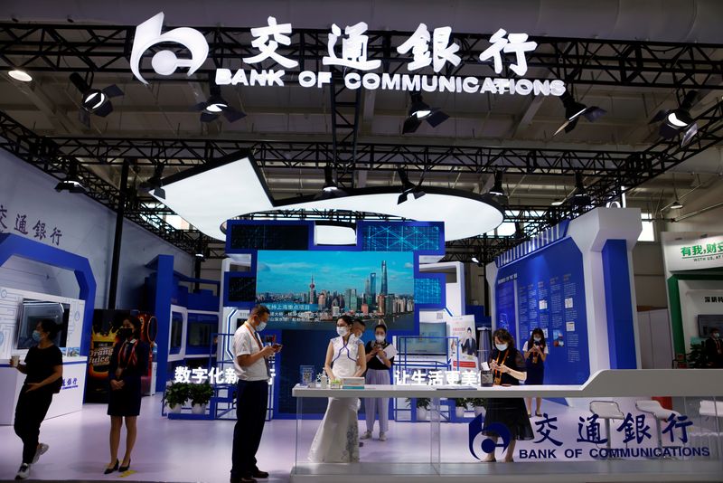 &copy; Reuters. People visit the Bank of Communications' booth at the 2021 China International Fair for Trade in Services (CIFTIS) in Beijing, China September 3, 2021. REUTERS/Florence Lo