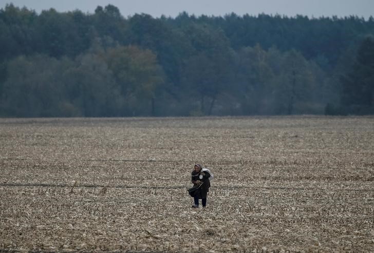 &copy; Reuters. Foto de archivo ilustrativa de una mujer en un campo de maíz en Krupets, Ucrania 
Oct 21, 2016.  REUTERS/Gleb Garanich
