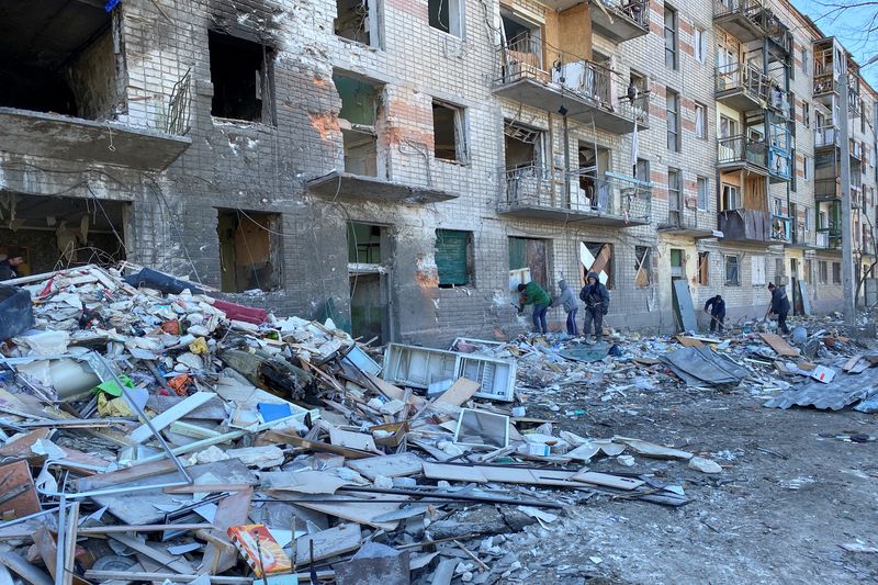 &copy; Reuters. Des travailleurs municipaux et des volontaires enlèvent les débris d'un bâtiment résidentiel endommagé à Kharkiv, Ukraine. Quatre personnes ont été tuées dans un bombardement par les forces russes d'une clinique servant de centre d'aide humanitai
