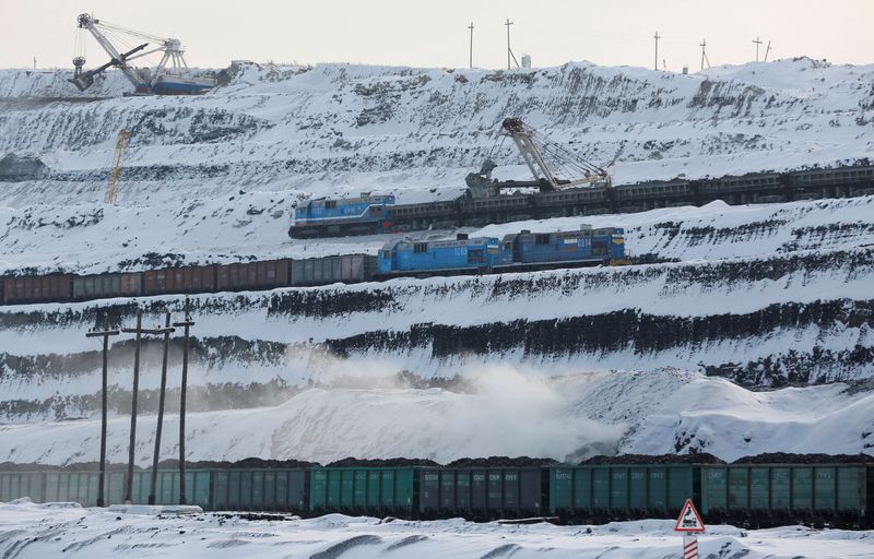 &copy; Reuters. FILE PHOTO: Trains are loaded with coal at Russia's largest Borodinsky opencast colliery, owned by the Siberian Coal Energy Company (SUEK), near the Siberian town of Borodino, Krasnoyarsk region, Russia, November 29, 2017. REUTERS/Ilya Naymushin/File Phot