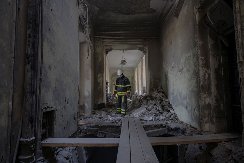 &copy; Reuters. A rescue worker stands in the regional administration building severely damaged during shelling as Russia's attack on Ukraine continues, in Kharkiv, Ukraine, March 25, 2022.  REUTERS/Thomas Peter