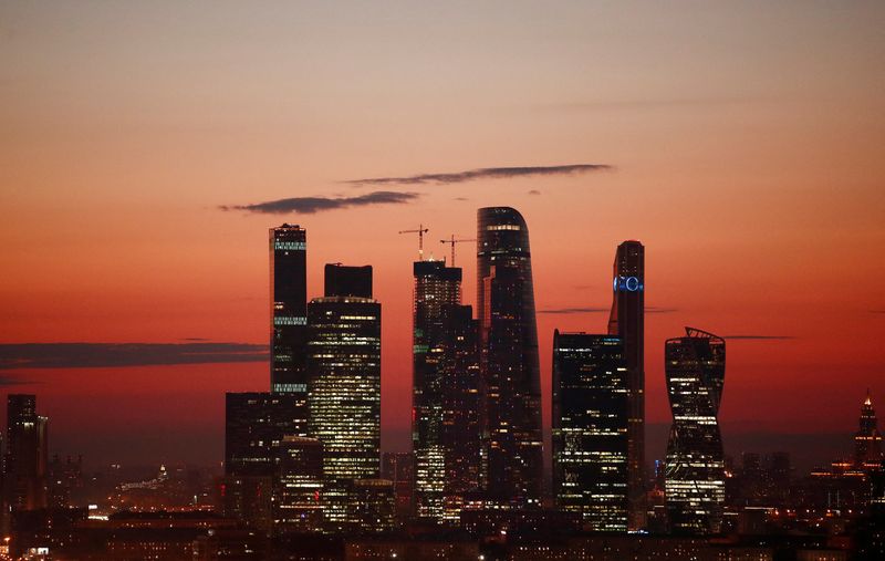 &copy; Reuters. FOTO DE ARCHIVO. Los rascacielos del Centro Internacional de Negocios de Moscú, también conocido como "Moskva-City", justo después de la puesta de sol en Moscú, Rusia. 12 de julio de 2018. REUTERS/Christian Hartmann