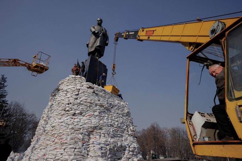 &copy; Reuters. People pile up sand bags around monument to Ukrainian poet Taras Shevchenko to protect it against damage from shelling as Russia's attack on Ukraine continues, in Kharkiv, Ukraine, March 25, 2022.  REUTERS/Thomas Peter