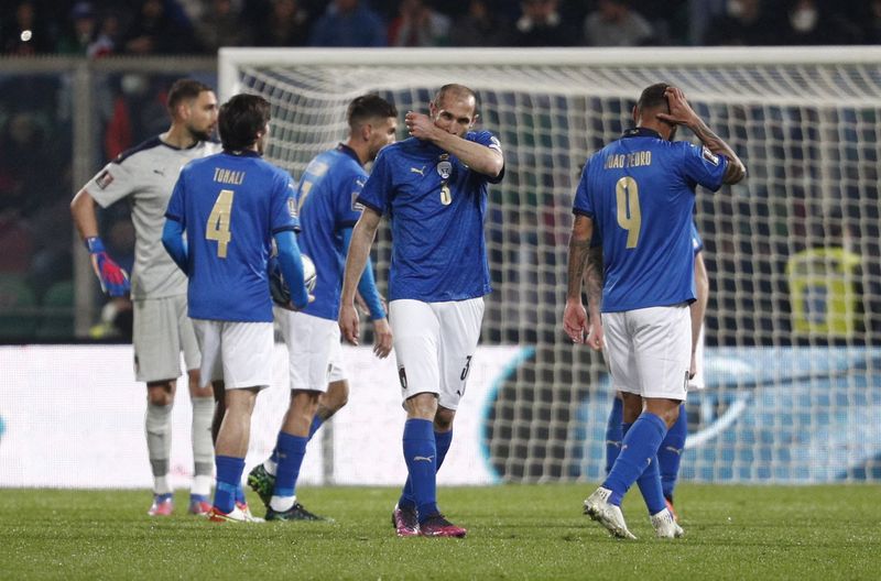 &copy; Reuters. لاعبو منتخب إيطاليا لكرة القدم مستاءون بعد خسارتهم المباراة أمام أمام مقدونيا في التصفيات المؤهلة لنهائيات كأس العالم لكرة القدم يوم 24 مار