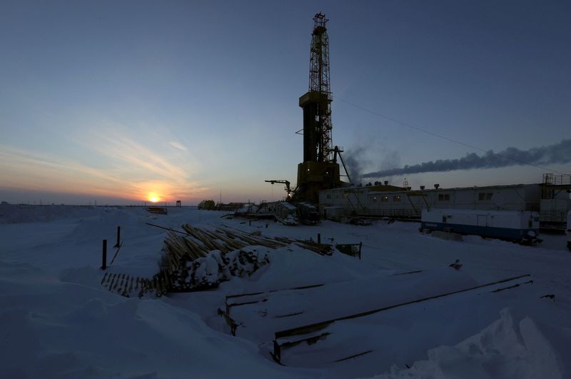 &copy; Reuters. FILE PHOTO: A view shows an oil derrick at Vankorskoye oilfield owned by Rosneft north of the Russian Siberian city of Krasnoyarsk March 25, 2015. REUTERS/Sergei Karpukhin