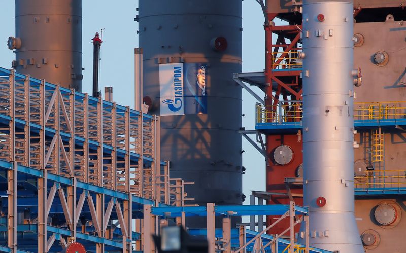 &copy; Reuters. Il logo Gazprom su una colonna presso l'impianto di trattamento del gas di Amur, Russia, 29 novembre 2019. REUTERS/Maxim Shemetov.
