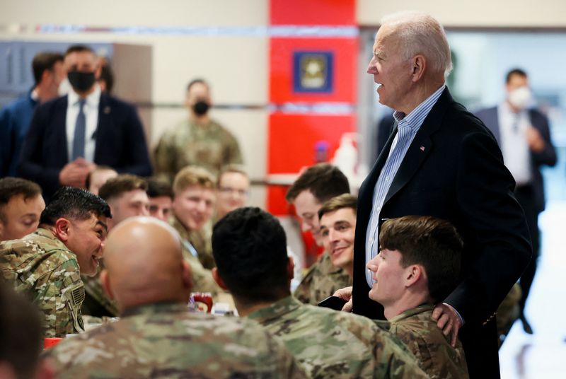 &copy; Reuters. Le président des Etats-Unis Joe Biden s'est rendu vendredi à Rzeszow, dans le sud-est de la Pologne, à une centaine de kilomètres de la frontière avec l'Ukraine, pour faire le point sur les efforts internationaux en faveur des réfugiés ukrainiens e