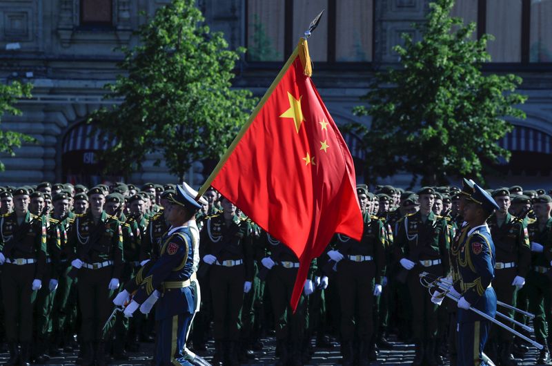 &copy; Reuters. FILE PHOTO: Soldiers of China's People's Liberation Army carry a state flag before the Victory Day Parade in Red Square in Moscow, Russia, June 24, 2020. Pavel Golovkin/Pool via REUTERS