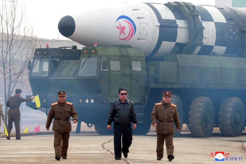 &copy; Reuters. FOTO DE ARCHIVO. El líder norcoreano Kim Jong-un se aleja de lo que, según los medios estatales, es un "nuevo tipo" de misil balístico intercontinental (ICBM) en esta foto sin fecha publicada el 24 de marzo de 2022 por la Agencia Central de Noticias de