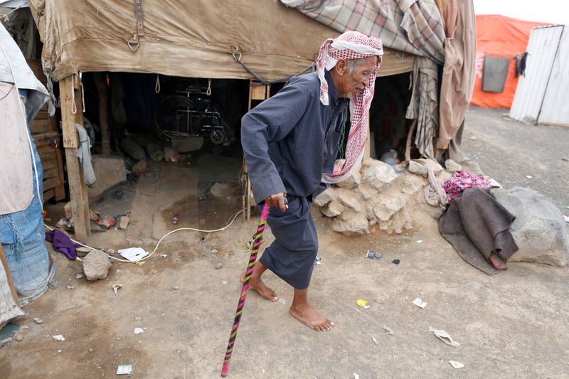 &copy; Reuters. رجل يمشي بجوار خيمة في مخيم للنازحين بسبب الحرب في العاصمة اليمنية صنعاء. صورة من أرشيف رويترز.