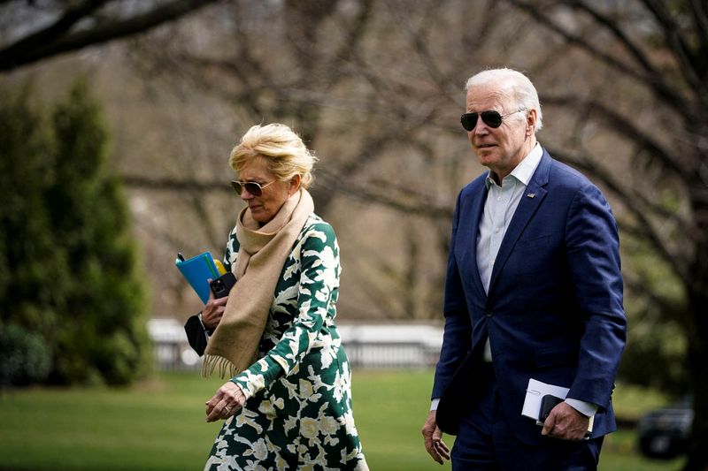 &copy; Reuters. FILE PHOTO: U.S. President Joe Biden and Jill Biden arrive following spending the weekend in Rehoboth Beach, Delaware, on the South Lawn of the White House, in Washington, U.S., March 20, 2022. REUTERS/Al Drago/File Photo
